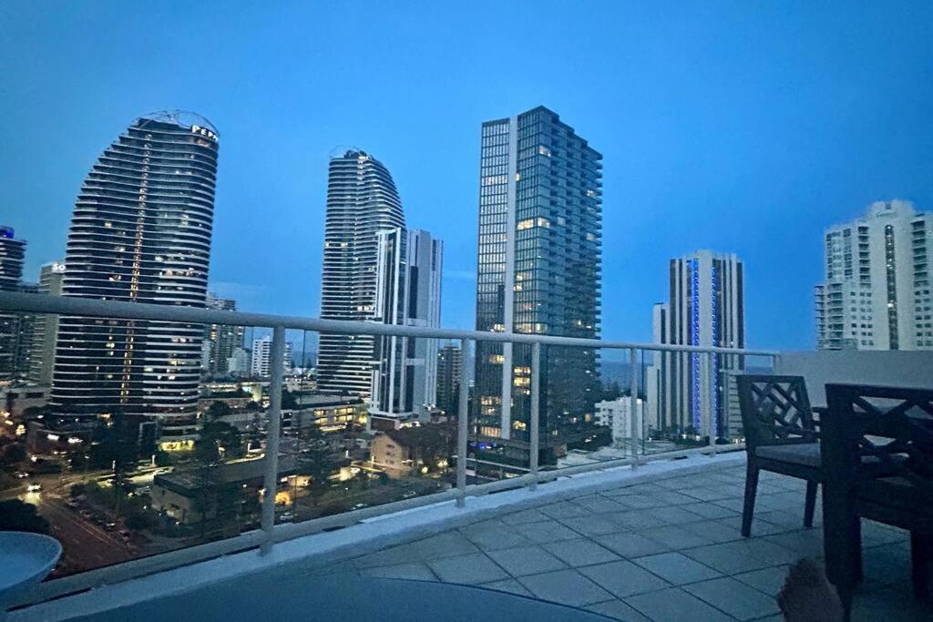 Private Sky Terrace Classic Penthouse 2 Car Parks Apartment Gold Coast Exterior photo